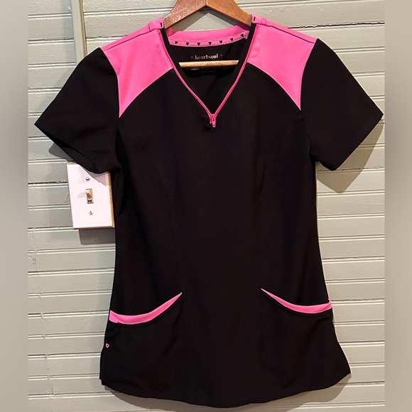 🩺 HeartSoul Women's Black and Pink Scrub Top Size Small - Picture 1 of 10